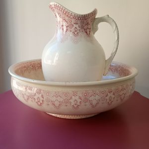 Ensemble table ancienne patinée et service de toilette assorti