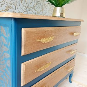 Commode vintage relookée – Bleu profond & bois naturel