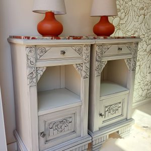 Paire de chevets anciens relookés + lampes assorties